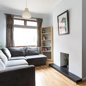 https://cosy-3-bedroom-home-only-20-mins-walk-to-city.belfasthotelsireland.com
